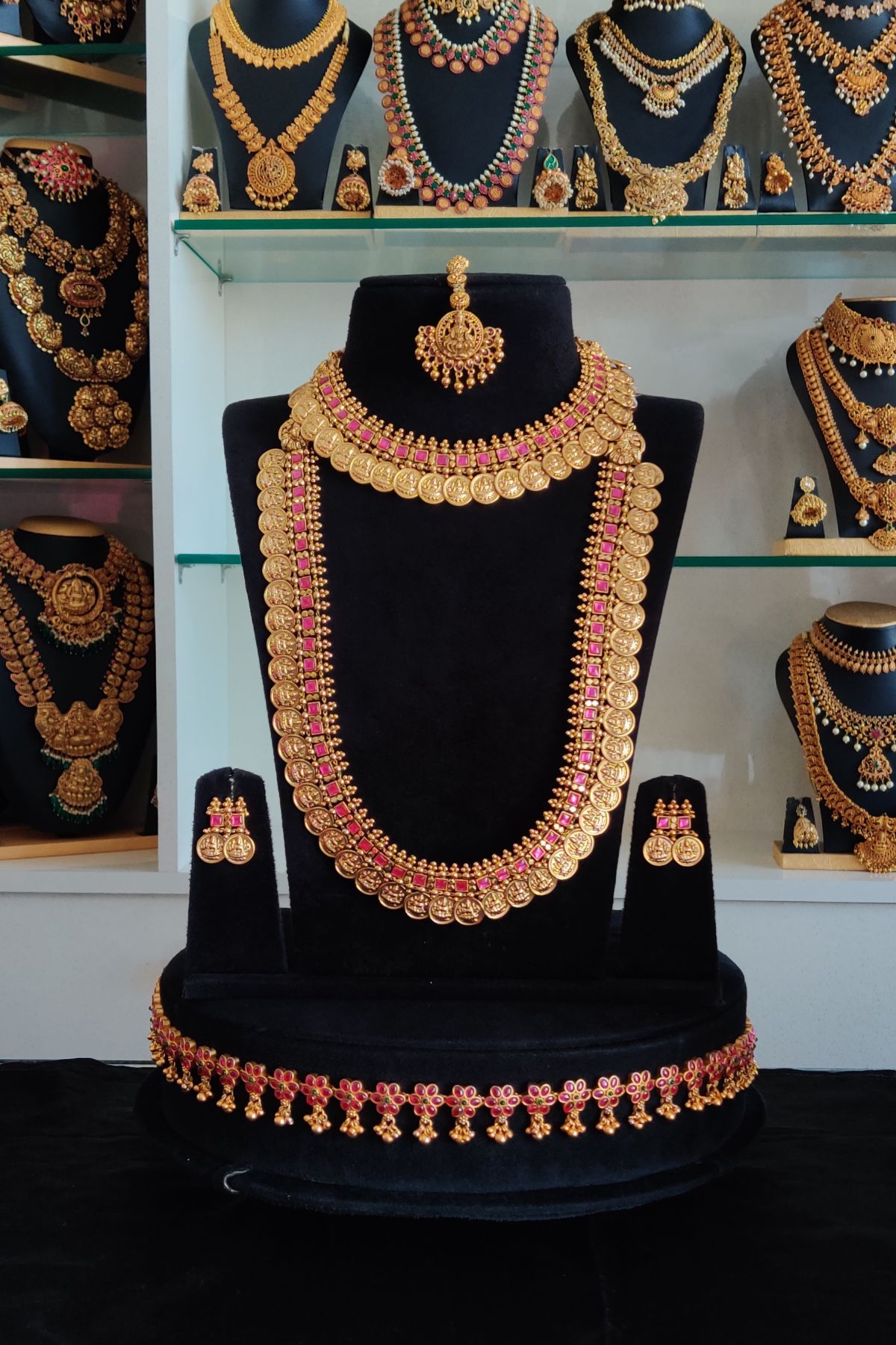 IMG_20250126_123543-1.jpg Beautiful Pink Stone Coin Set For Rent - Image 1