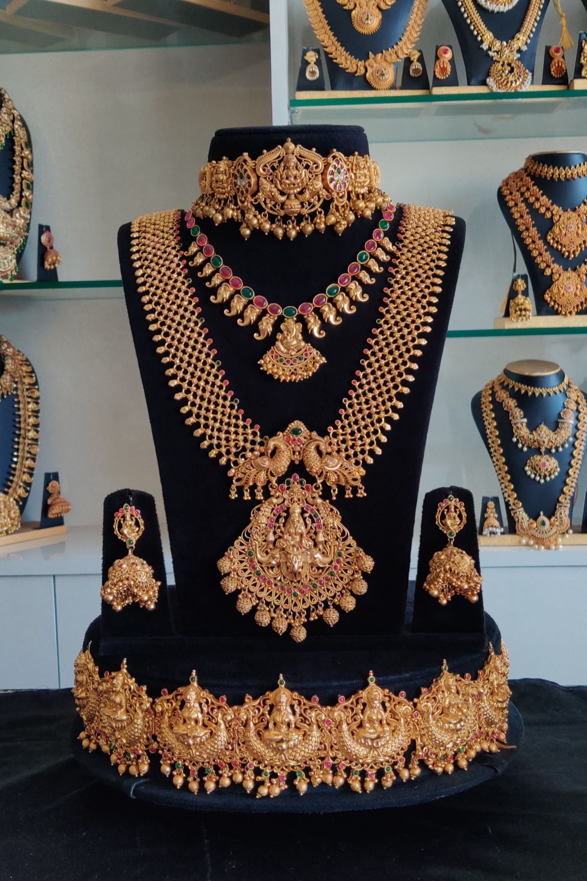IMG_20250325_133519-1.jpg Premium Antique Hanging Set For Rent - Image 1