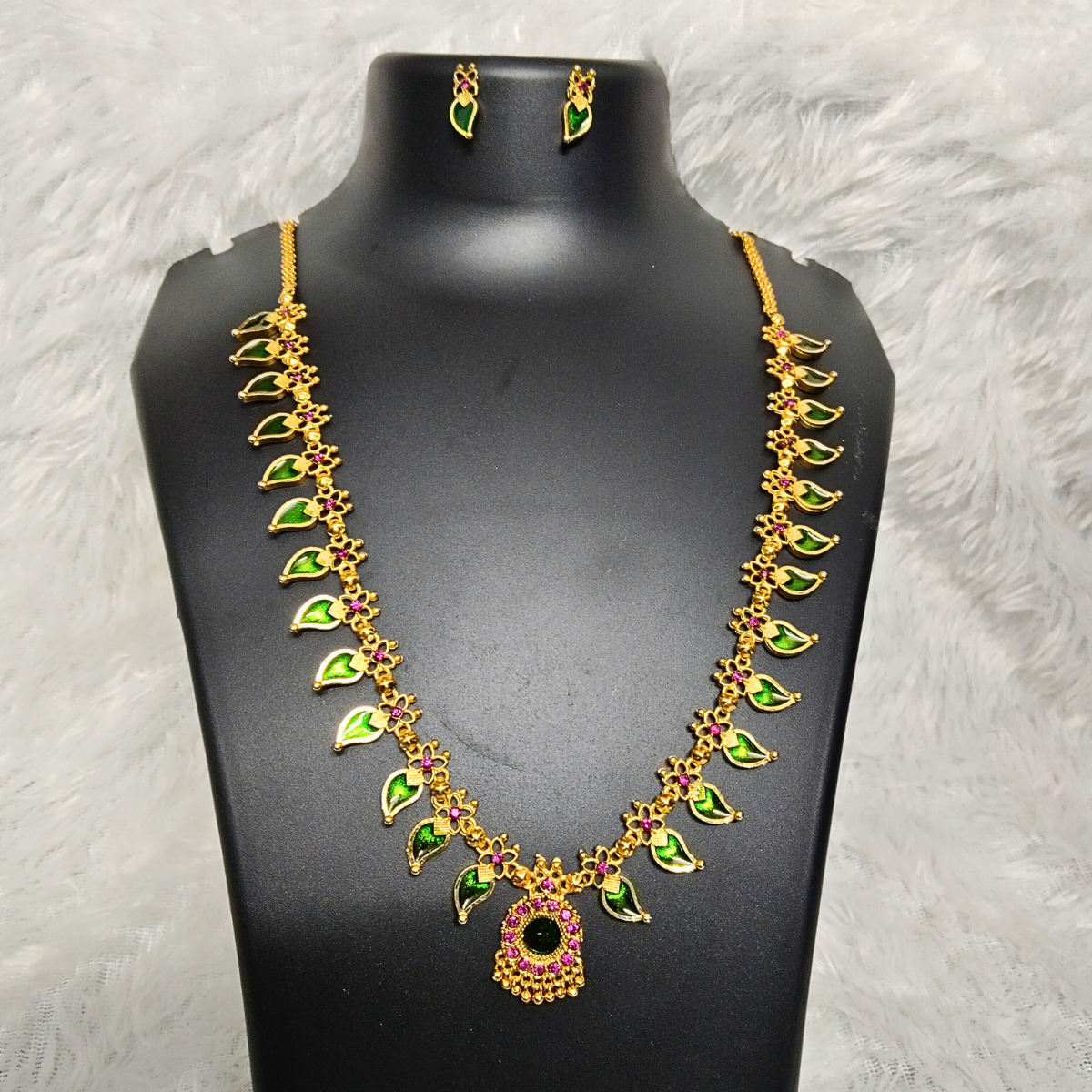 Leaf-Shape-stone-Necklace.png Traditional Kerala Palakka Design Necklace Set - Image 1